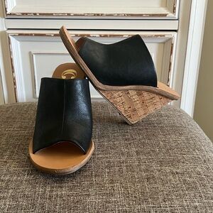 Charming Charlie Women's Black and Tan Sandals